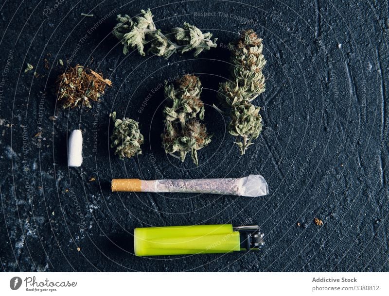 Marihuana-Knospen und Zigarette zur Herstellung von Joint Blütenknospen Gelenk rollendes Papier Grunge Medikament Cannabis Tabak Unkraut Rauch Kräuterbuch