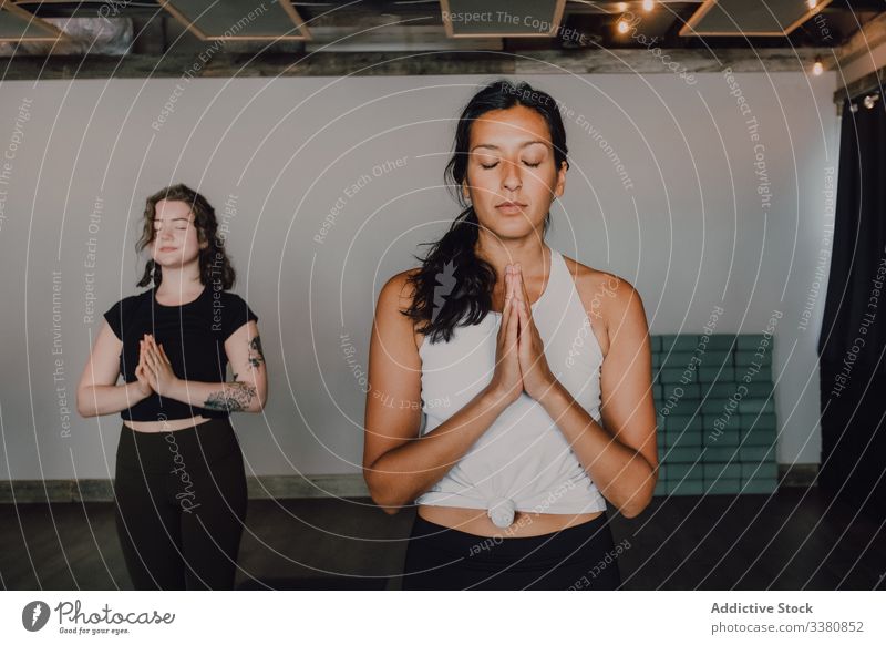 Barfüßige Frauen, die Yoga in Berg-Pose praktizieren Meditation üben Namaste sich[Akk] entspannen Klasse Training Windstille Fokus Menschen samasthiti sportlich