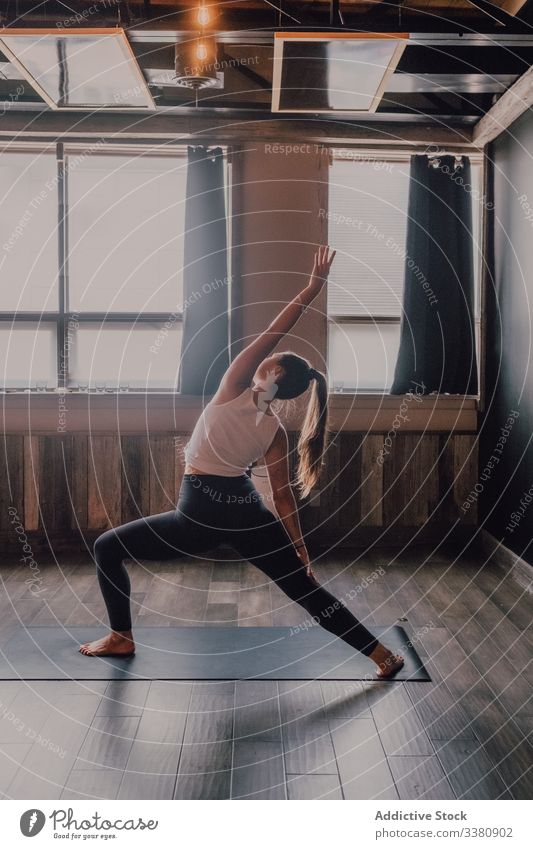 Anonyme Frau, die ihren Körper streckt und Yoga in einer gedrehten Dreieckshaltung praktiziert drehbare Dreieckshaltung Übung üben Gleichgewicht Dehnung