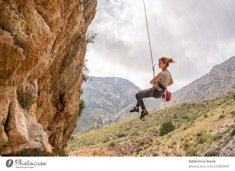 Bergsteigerin mit Freude am Bergsteigen Aufsteiger genießen Frau Alpinist hängen Klippe aufsteigen Berge u. Gebirge Gelände Abenteuer extrem Risiko aktiv