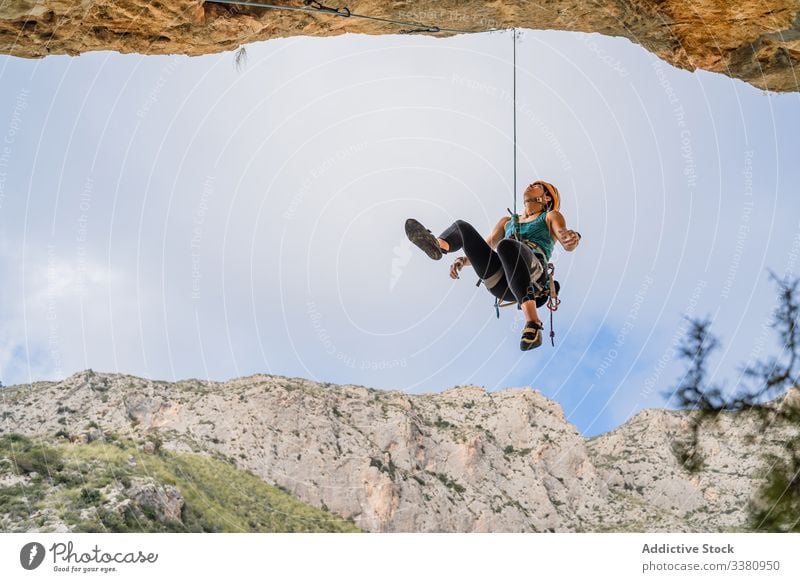 Bergsteigerin mit Freude am Bergsteigen Aufsteiger genießen Frau Alpinist hängen Klippe aufsteigen Berge u. Gebirge Gelände Abenteuer extrem Risiko aktiv