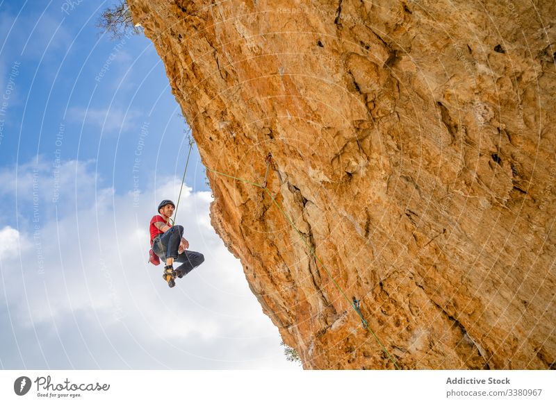 Mutige Bergsteigerin an Klippe hängend Aufsteiger Frau Alpinist aufsteigen Berge u. Gebirge Gelände Abenteuer extrem Risiko Herausforderung Adrenalin Freiheit
