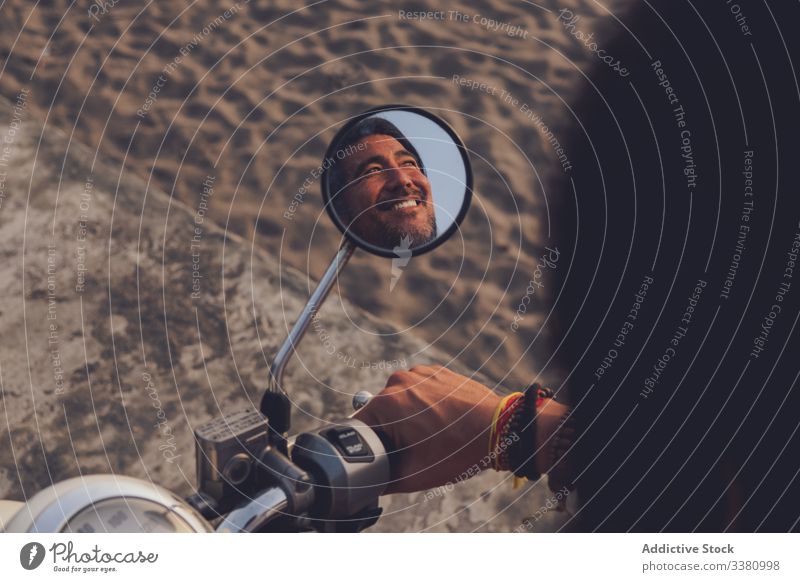 Glücklicher Mann fährt Fahrrad am Strand Sand Spiegel Reflexion & Spiegelung genießen Sommer heiter positiv Abenteuer reisen modern männlich Reise Ausflug Natur