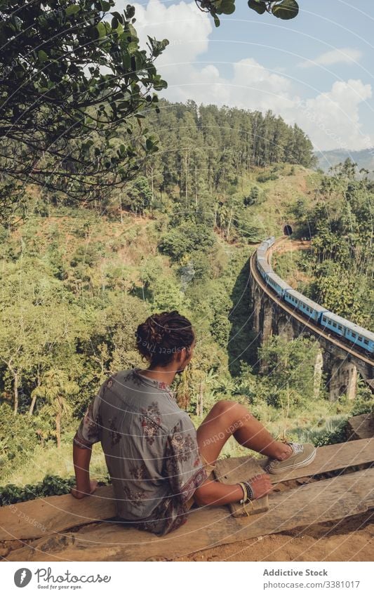 Anonymer Mann im Urlaub mit Aussicht vom Gipfel des Hügels Aussichtspunkt Tourismus Brücke Landschaft tropisch reisen Zug Eisenbahn Ausflug grün Baum Pflanze