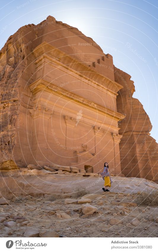 Aufgeregte Touristin genießt Sightseeing in der Wüste Frau genießen wüst Grabmal behauen Klippe Reisender Freiheit Urlaub Tourismus Kultur Religion Architektur