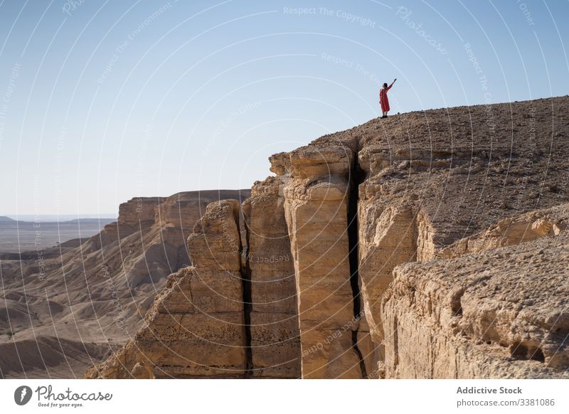 Nicht erkennbare Touristin, die in der Wüste den Horizont betrachtet nachdenken wüst Frau Klippe ruhen Natur reisen Abenteuer Felsen Freiheit Reise Urlaub