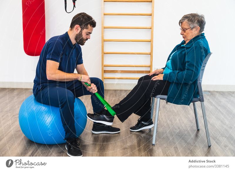 Ältere Frau beim Üben von Widerstandsübungen mit Trainerin im Fitnessstudio Personal Wiederherstellung Physiotherapie Pflege Übung Training Widerstandskraft