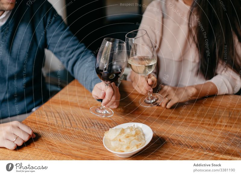 Anonymes Paar klirrt mit Weingläsern im Cafe Zuprosten Glück romantisch Café jung Zusammensein feiern Liebe Klirren Partnerschaft Zuneigung heiter