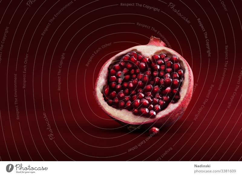 Granatapfel Frucht Lebensmittel rot Gesundheit Farbfoto Vegetarische Ernährung frisch Bioprodukte Menschenleer lecker Diät Gesunde Ernährung saftig Fasten süß