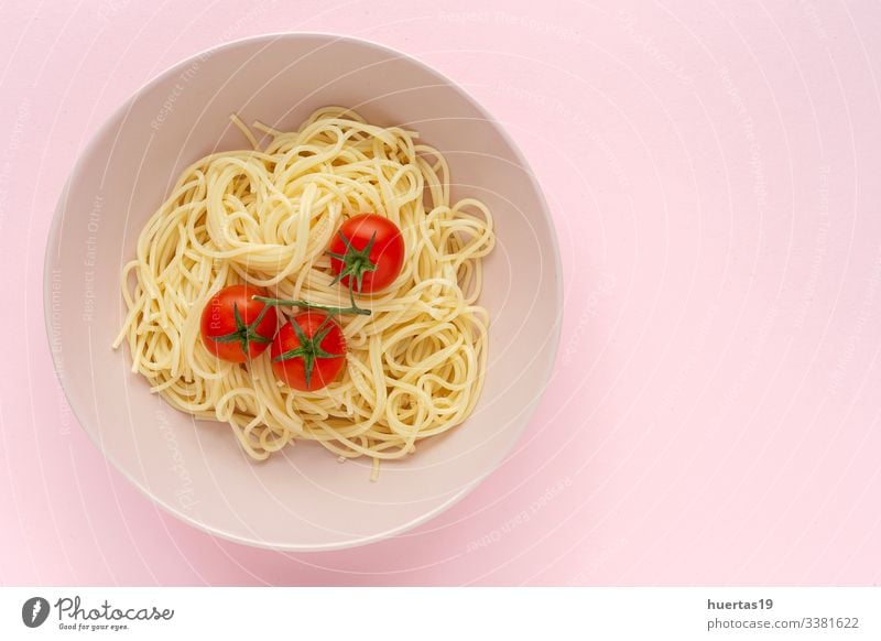 Lebensmittel Kräuter & Gewürze Ernährung Mittagessen Abendessen Italienische Küche Teller Gabel Lifestyle Blatt lecker rosa rot weiß Tradition Spaghetti Tomate