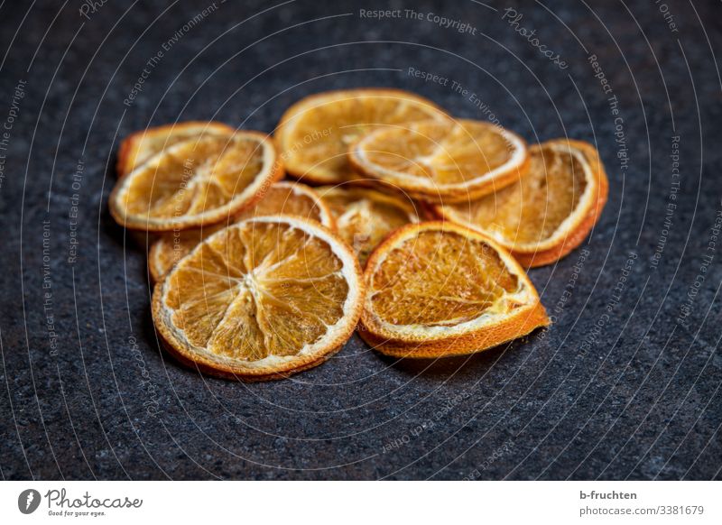 getrocknete Orangenscheiben auf Arbeitsplatte orange orangenscheiben küche trocknen früchte obst liegen arbeitsplatte tisch dunkel steintextur weihnachten
