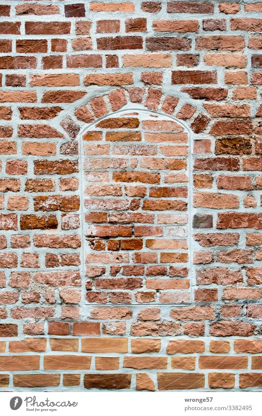 Backsteinmauer mit zugemauerter Fensteröffnung Mauer Ziegelmauer Ziegelmauerwerk vermauert Wand Außenaufnahme Farbfoto Menschenleer Fassade Haus alt Gebäude