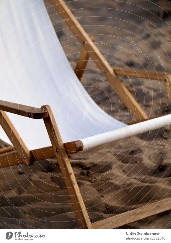 Alt | Altmodischer Liegestuhl am Elbstrand Stuhl Sand Sonnenliege Strandliege ausruhen leer weiß Bezug einladend Holz Holzliegestuhl altmodisch Klappliege