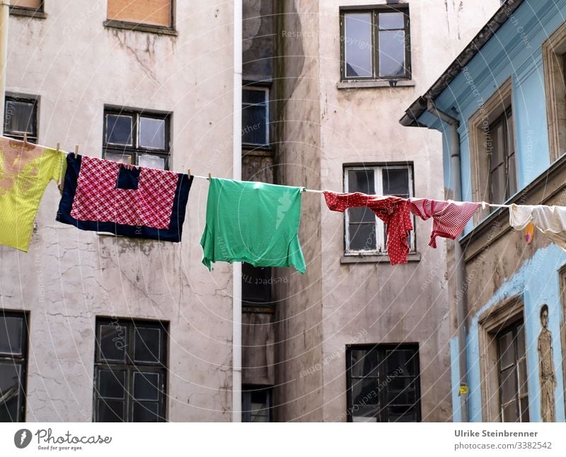 Bunte Wäsche auf einer Leine im Hinterhof des Gängeviertels in Hamburg Wäscheleine trocknen Altbau trist farbig Buntwäsche Waschtag Wäsche waschen aufhängen