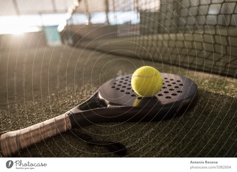 Paddel-Tennisschläger und Ball im Sonnenuntergangsbild Padel Paddeltennis Sport Remmidemmi pádel Gericht Netz Tennisball im Freien Objekte keine Menschen