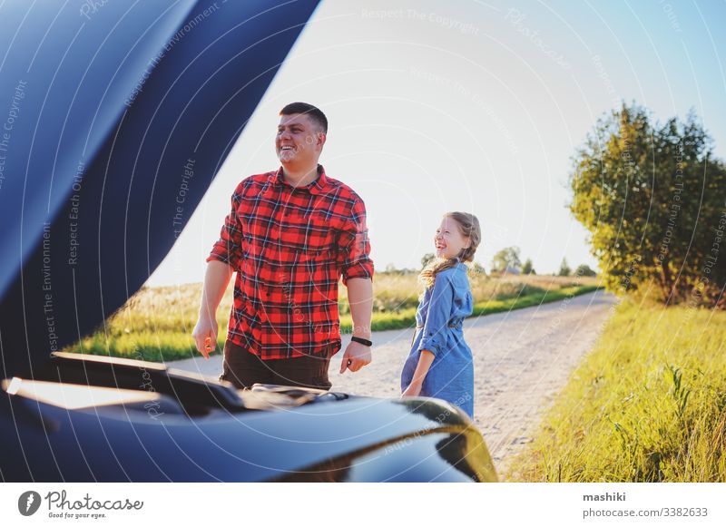 Vater und Tochter beheben Probleme mit dem Auto während der Sommerreise. Kind hilft Papa. PKW Familie Mädchen Mechaniker Reparatur Automobil Mann im Freien
