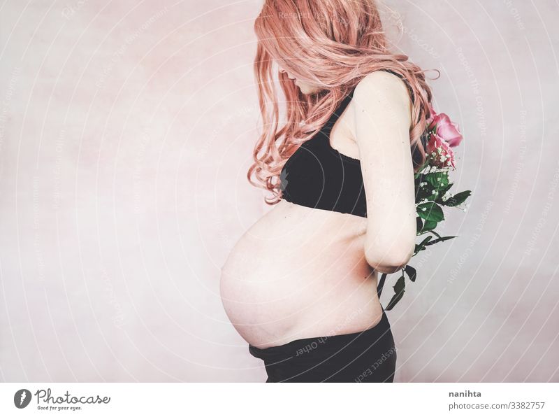 Junge schwangere Frau im dritten Trimester Schwangerschaft Familie Mama Dessous wirklich echte Frau Frauen Mutterschaft Monat sieben Wochen drittes Trimester