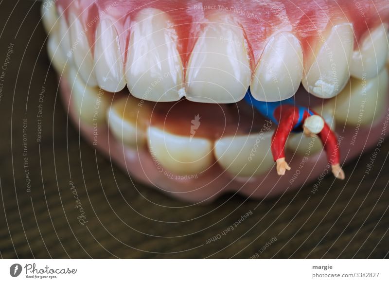 Bäh! | ...du hast Mundgeruch! Zähne Mensch Zahnfleisch mundgeruch Zahnpflege Zahnschmerzen Figur Nahaufnahme Makroaufnahme Gesundheitswesen Textfreiraum unten