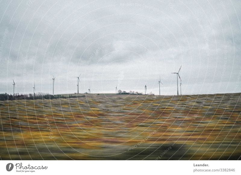windräder Windrad Windkraftanlage Feld ökologisch ökostrom