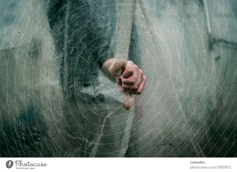 Festhalten haltend Folie Horrorfilm horrortrip Hand grün Männerhand Regen nass Plastik