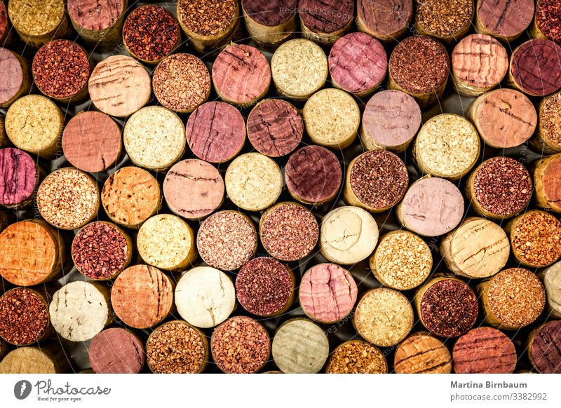 Vollständiger Rahmen aus Weinkorken Korken Stapel Cork altehrwürdig Hintergrund Nahaufnahme Textur Alkohol Weingut rot verwendet voller Rahmen Muster Wand
