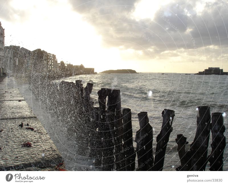 Wasser geht in die Luft Meer Wellen Flut Sonne Staint-Malo