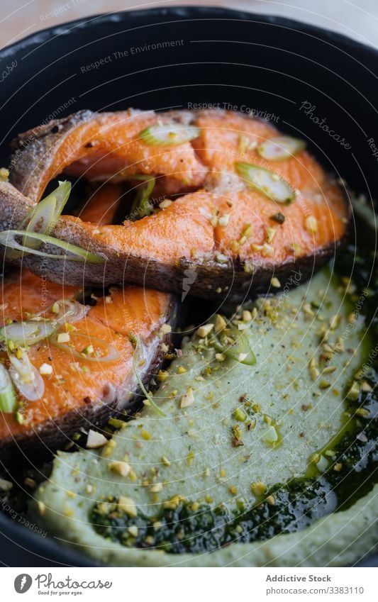 Schmackhaftes Lachssteak mit Gewürzen auf dem Teller Steak Rezept essen Feinkostladen Pfanne gebraten Fisch Lebensmittel Mahlzeit frisch Küche Speise