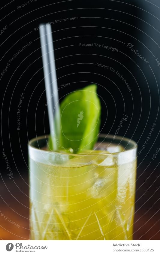 Frische, mit Grün dekorierte Limonade auf dem Tisch Glas trinken Minze Stroh Getränk Frucht frisch kalt Saft Erfrischung cool geschmackvoll lecker Bar liquide