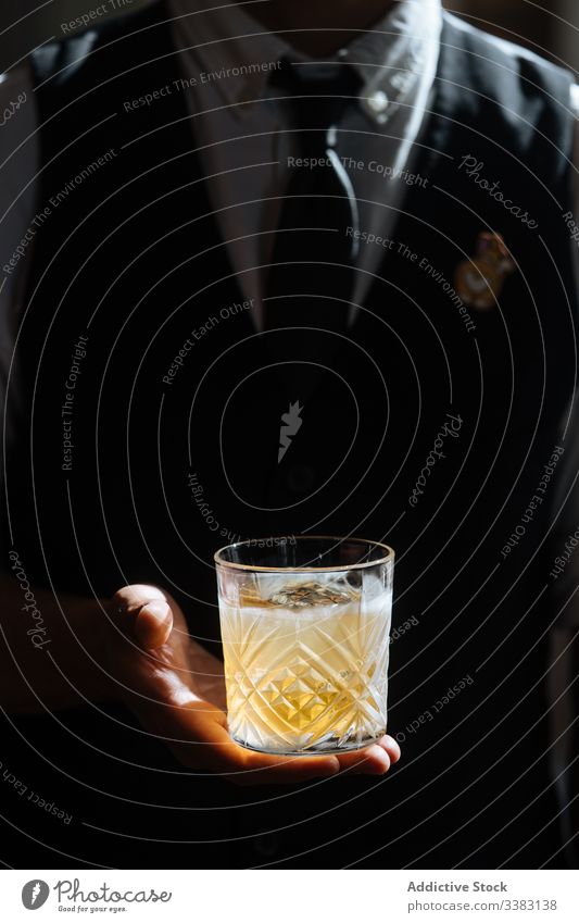 Person mit einem Glas Getränk im Sonnenlicht trinken lecker Erfrischung Cocktail kalt Eis Saft geschmackvoll sich[Akk] entspannen Vitamin Portion natürlich