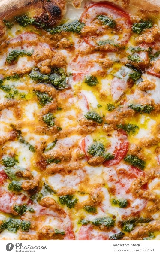 Frische Pizza mit Käse und grünem Pesto Restaurant Speise Mahlzeit geschmackvoll Tradition Italienisch Mittagessen lecker Küche frisch Kraut Teller Kruste