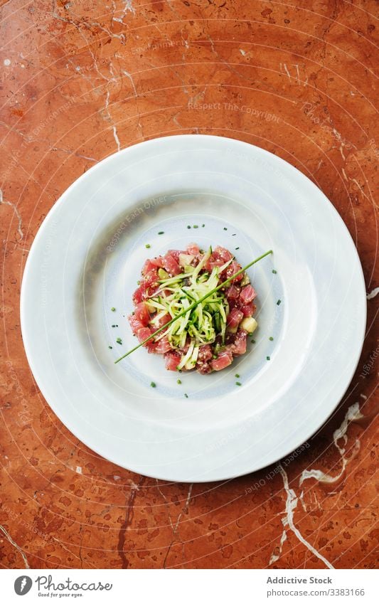 Luxus-Thunfischtartar mit rotem Fisch im Restaurant Weinstein Kraut Gemüse Haute Cuisine Meeresfrüchte Salatgurke organisch Tradition Lebensmittel Teller lecker