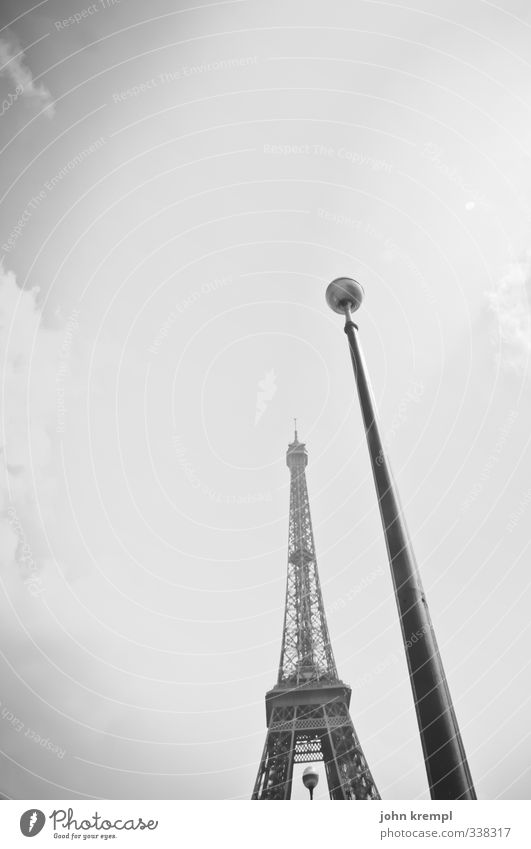 Die zwei Türme Paris Frankreich Hauptstadt Turm Bauwerk Gebäude Architektur Laternenpfahl Straßenbeleuchtung Sehenswürdigkeit Wahrzeichen Denkmal Tour d'Eiffel