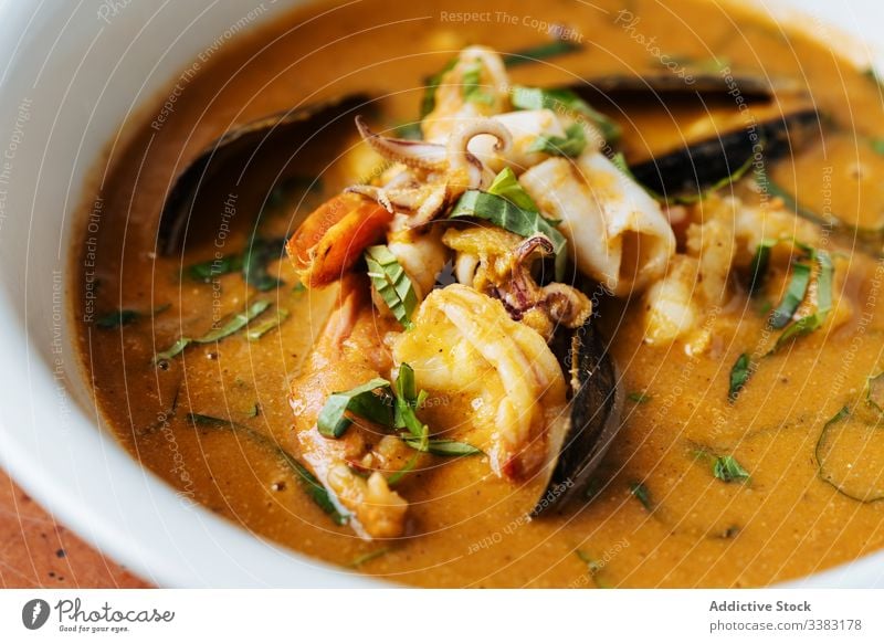 Meeresfrüchte-Ragout mit Kräutern im Restaurant serviert Saucen Hohe Küche Muscheln Octopus Fleisch Kraut farbenfroh Schalen & Schüsseln Teller kulinarisch
