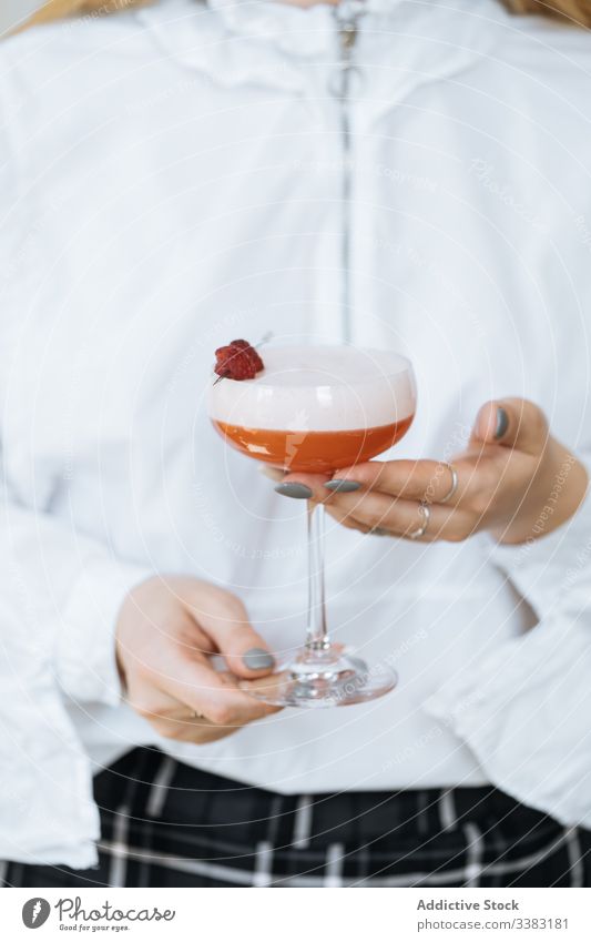 Unbekannter Kellner mit Clover-Club-Cocktail im Restaurant Alkohol trinken Getränk Klee-Club Himbeeren rot schäumen Glas süß sich[Akk] entspannen Feinschmecker