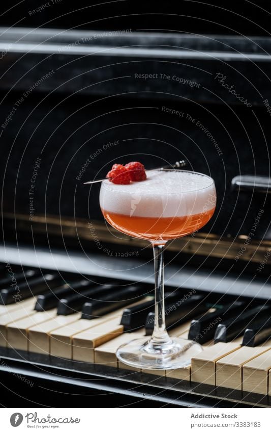 Perfect Clover Club-Cocktail auf Klaviertasten Schlüssel trinken Getränk Himbeeren rot schäumen Glas Dekor Alkohol Klee-Club Gin Stil Pub Reichtum feiern