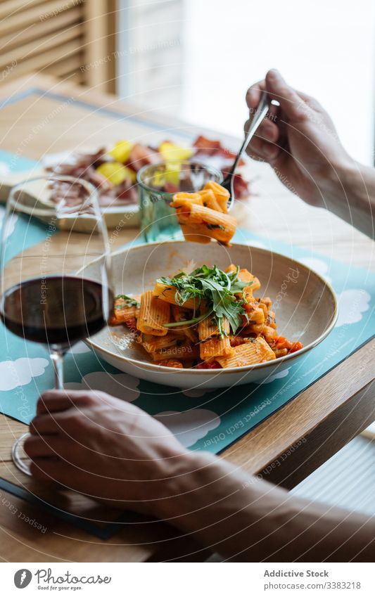 Anonyme Person, die klassische italienische Pasta isst Spätzle Italienisch Speise Haute Cuisine Restaurant Gemüse Scheibe Spielfigur Tomate Saucen