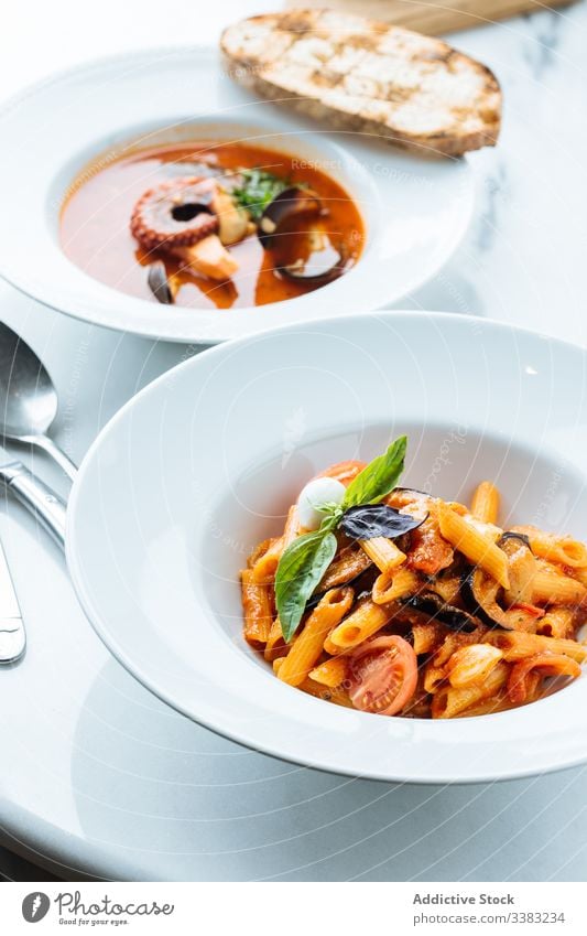 Teller mit klassischer italienischer Pasta im Restaurant Spätzle Italienisch Speise Haute Cuisine Gemüse Scheibe Spielfigur Tomate Aubergine Saucen Basilikum