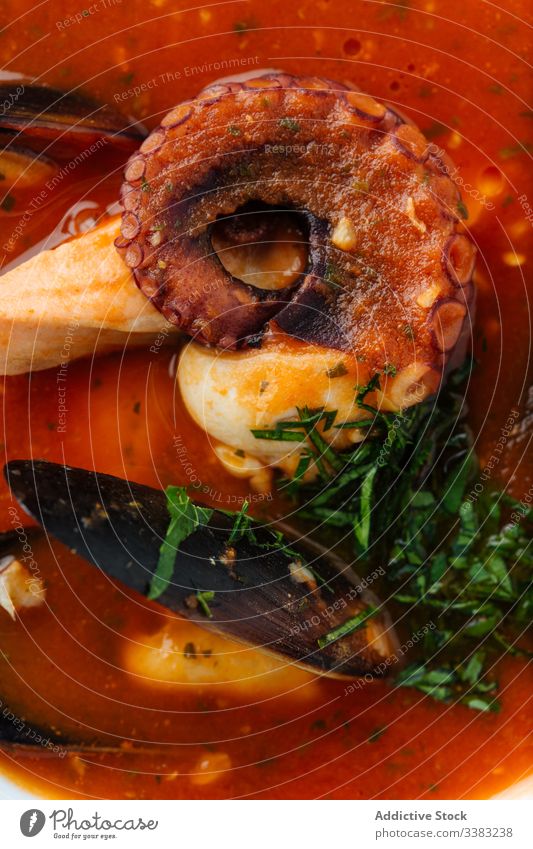 Köstliches Tom Yum mit Tintenfisch im Restaurant Suppe Meeresfrüchte Octopus Muscheln Asiatische Küche Haute Cuisine Kraut Grün lecker Mahlzeit geschmackvoll