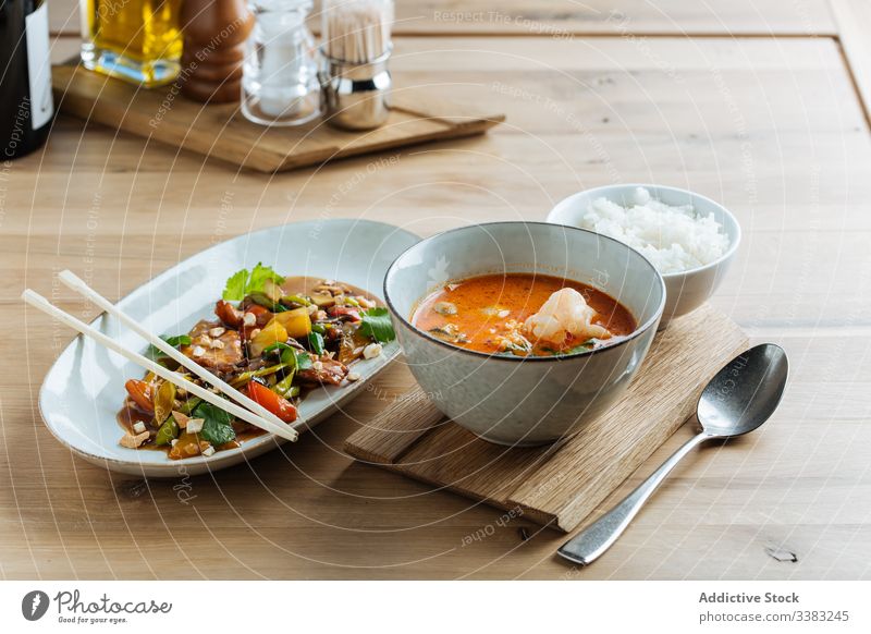 Gesunde asiatische Gerichte im Restaurant Asiatische Küche Speise Suppe Haute Cuisine Gemüse Essstäbchen Reis Tom Yum Meeresfrüchte dienen appetitlich