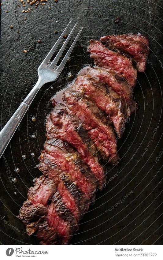 Saftige Stücke eines bunten Steaks im Restaurant Filet Scheibe Geschirr mittel selten Spielfigur Metall Fleisch Rindfleisch Küche Lebensmittel Speise