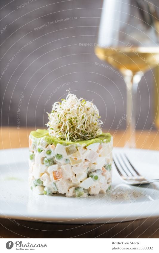 Gemüsesalat festlich dekoriert auf dem Tisch mit Wein Salatbeilage Lebensmittel Restaurant lecker geschmackvoll Speise Feinschmecker dienen frisch Portion