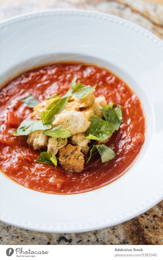 Tomatensuppe mit Suppengrün in weißem Teller auf dem Tisch stehen Speise Lebensmittel lecker Mittagessen Küche geschmackvoll Abendessen Feinschmecker Mahlzeit