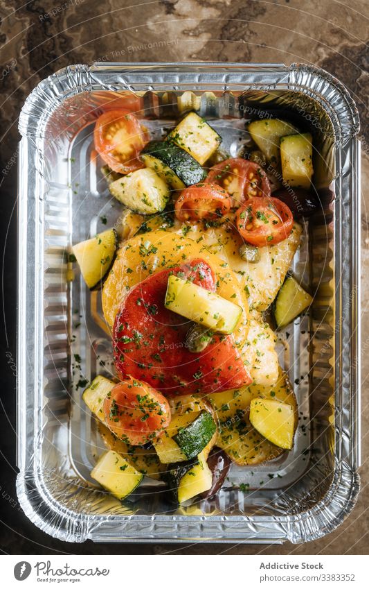 Buntes Gemüse mit Kräutern in glänzender Backform Tomaten Zucchini Küchenkräuter lecker Mahlzeit Saucen Lebensmittel Gesundheit Ernährung frisch geschmackvoll