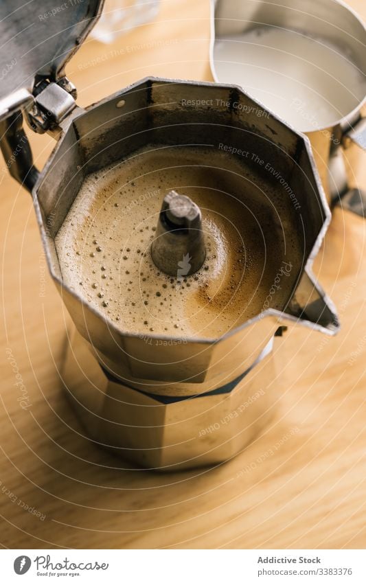 Geysir-Kaffeemaschine und Milchkanne melken Krug Getränk trinken Aroma brauen Tisch Café braun heiß Tasse Koffein Energie natürlich Metall frisch schäumen