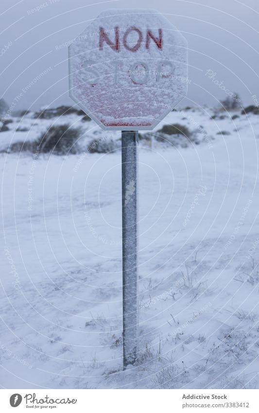 Stoppschild im Schnee auf kaltem abgelegenen Hügel Verkehrsschild stoppen Gelände Schneesturm Himmel Winter Natur Symbol Beitrag ländlich Umwelt Tourismus
