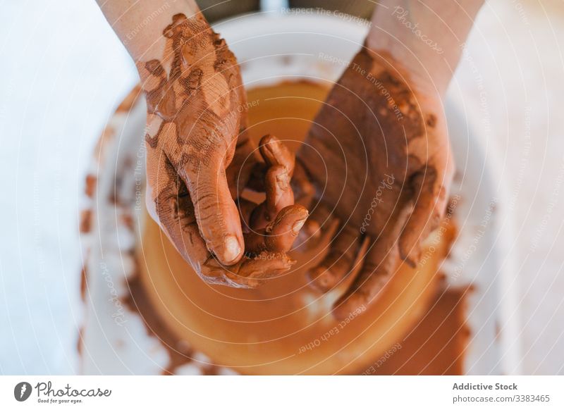 Schmutzige Handwerkerhände nach der Herstellung von handgemachter Steingut im zeitgenössischen Atelier Kunstgewerbler Ton Töpferwaren handgefertigt Werkstatt
