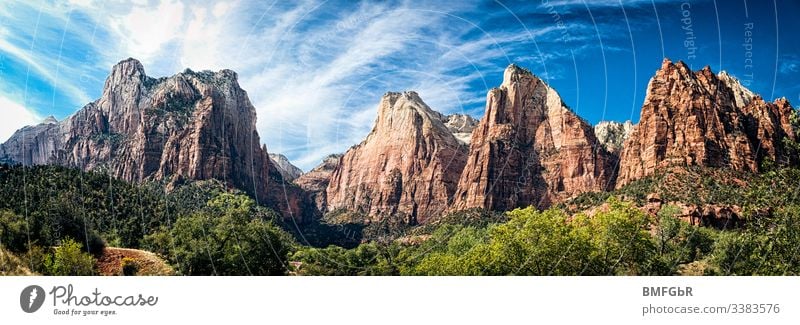 Gebirgskette des Zion National Parks in USA Abenteuer Amerika schön blau Canyon Klippe Naturschutz Ziel dramatisch Umwelt Wald Schlucht wunderschön Granit grün
