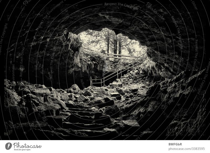 Eine schwarz weiß Aufnahme aus der Ape Cave, einer phantastich geformten Lavahöhle, von innen nach außen. Mount St. Helens National Volcanic Monument Geologie