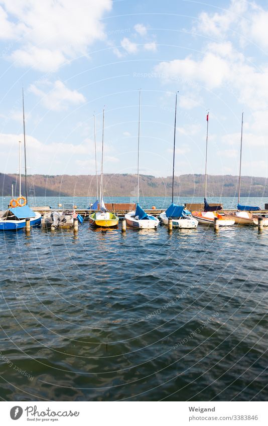 Boote auf dem Laacher See Bootsfahrt Seeufer Wasser Frühling Segeln Rudern Segelboot schwimmen