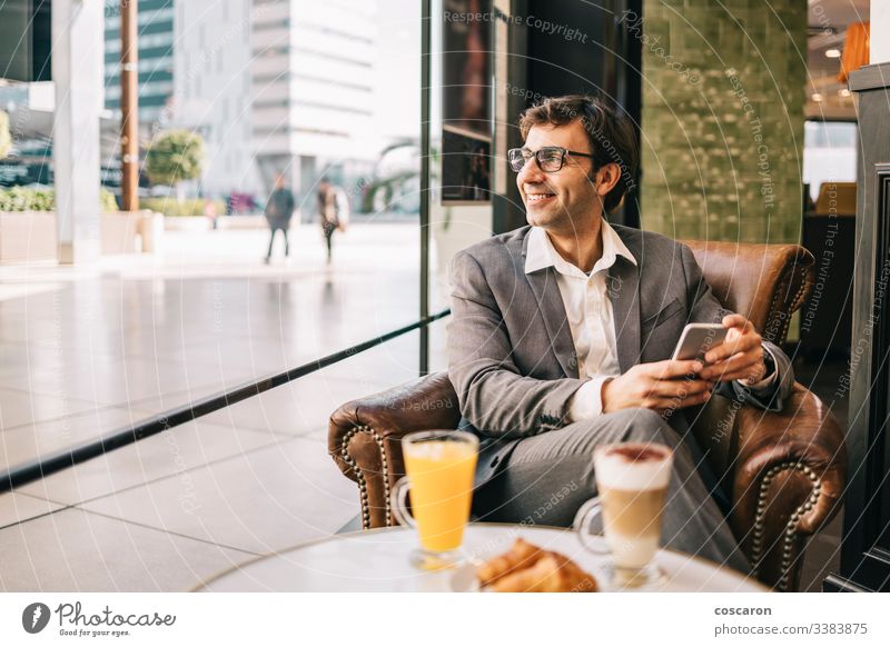 Geschäftsmann an der Bar bei einer Tasse Kaffee und Orangensaft Erwachsener Anwendung Frühstück Business Café heiter Mitteilung trinken Exekutive Ausdrücken